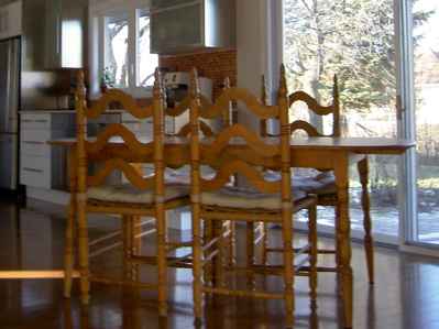 Table et chaises en bois clair